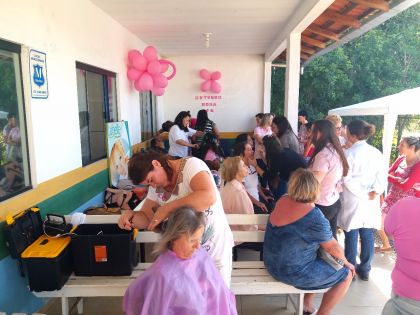 Barra Velha Mulheres receberam servios de manicure, maquiagem e cabelo A equipe de agentes de Saúde do ESF Pedras Brancas realizou a tarde da beleza na última terça-feira (24), para as pacientes da comunidade em...