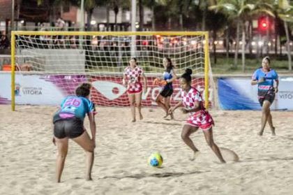 Barra Velha Oito equipes vão disputar o título No próximo domingo, 25 de fevereiro, às 8h, inicia o 1º Campeonato Catarinense de Beach Soccer Feminino, na arena central de Barra Velha. Oito equipes divididas em dois grupos...